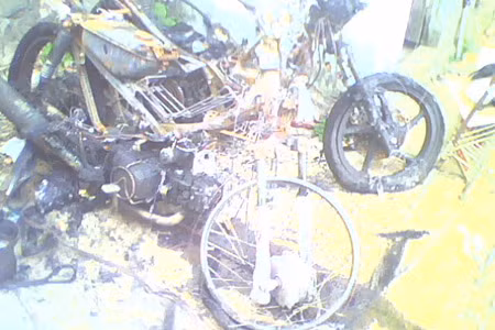 Tết buồn của chị Hằng... ảnh 2 2 Chiếc xe máy chỉ còn là đống sắt vụn. Ảnh: Ngọc Linh