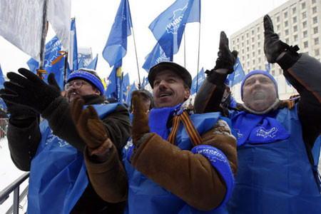 Những người ủng hộ ông Yanukovich chờ tuần hành mừng thắng lợi tại Kiev ngày 12-2