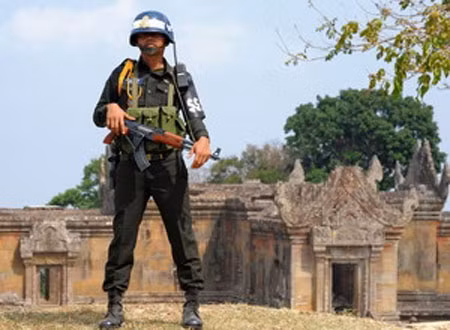 Binh sĩ Campuchia gác tại đền Preah Vihear.