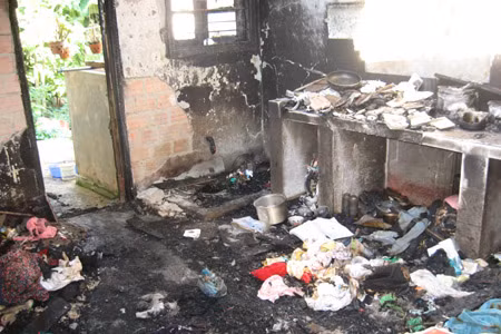 Tết buồn của chị Hằng... ảnh 1 Mọi đồ đạc trong phòng trọ đều bị cháy sạch. Ảnh: Ngọc Linh