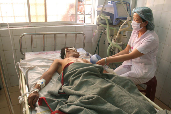 Các bác sĩ khoa Hồi sức Trung tâm đang chăm sóc cho bệnh nhân Rơchâm Byum (Chư Pah). Tết của họ ý nghĩa hơn vì cứu được thêm nhiều sinh mạng. 