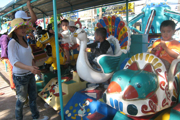 Điểm vui chơi cho trẻ em ở Nhà Thiếu nhi vẫn là lựa chọn đến của rất nhiều gia đình. Ảnh: K.L