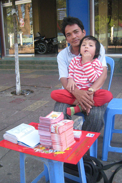 Cha con anh Thắng bên bàn vé số….Ảnh: Kim Linh