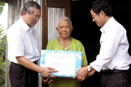 Chủ tịch UBND tỉnh Phạm Thế Dũng (thứ hai bên trái) tặng quà gia đình chính sách ở huyện Chư Pah. Ảnh: Đức Thanh