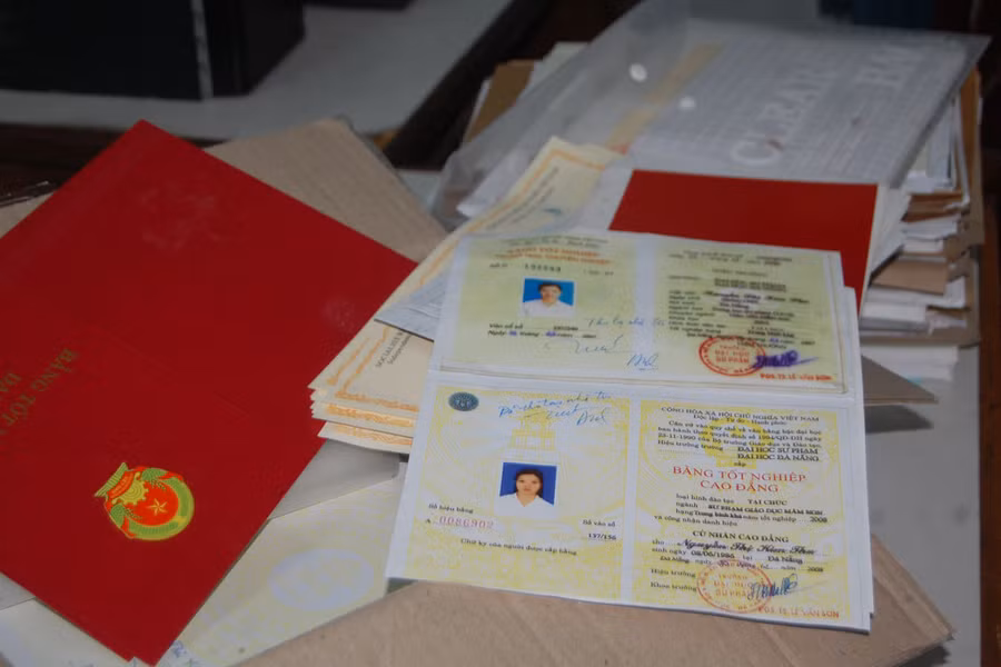  Bằng tốt nghiệp ĐH, CĐ giả được làm rất tinh vi. Ảnh: Ngọc Đoan