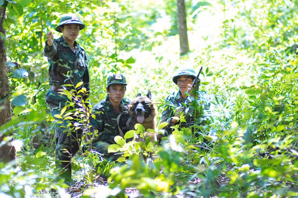 Đội tuần tra biên giới Đồn Biên phòng Cửa khẩu Quốc tế Lệ Thanh trên đường tuần biên.Ảnh: N.G