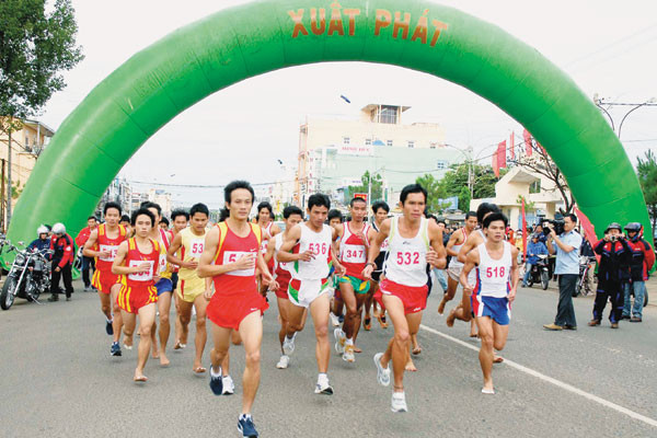 Các vận động viên tại Giải Việt dã Báo Gia Lai mở rộng lần thứ VI năm 2011. Ảnh: Đức Thụy