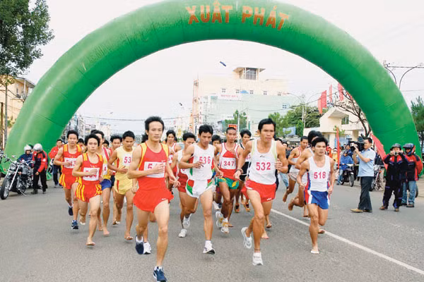 Các vận động viên tại Giải Việt dã Báo Gia Lai mở rộng lần thứ VI năm 2011. Ảnh: Đức Thụy