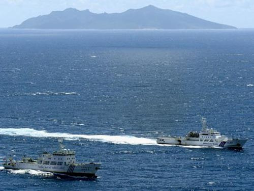 Tàu hải giám Trung Quốc (trái) và tàu của Lực lượng bảo vệ bờ biển Nhật Bản ở gần quần đảo Senkaku-Điếu Ngư.