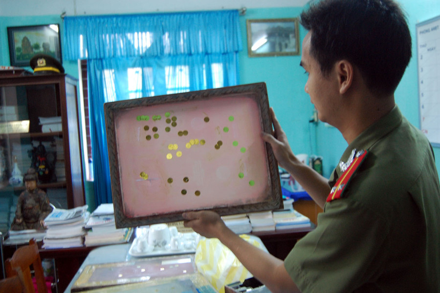 Tem giả tem chống giả dán trên văn bằng, chứng chỉ được làm tinh vi, mắt thường rất khó phát hiện. Ảnh: Ngọc Đoan Tem giả tem chống giả dán trên văn bằng, chứng chỉ được làm tinh vi, mắt thường rất khó phát hiện. Ảnh: Ngọc Đoan