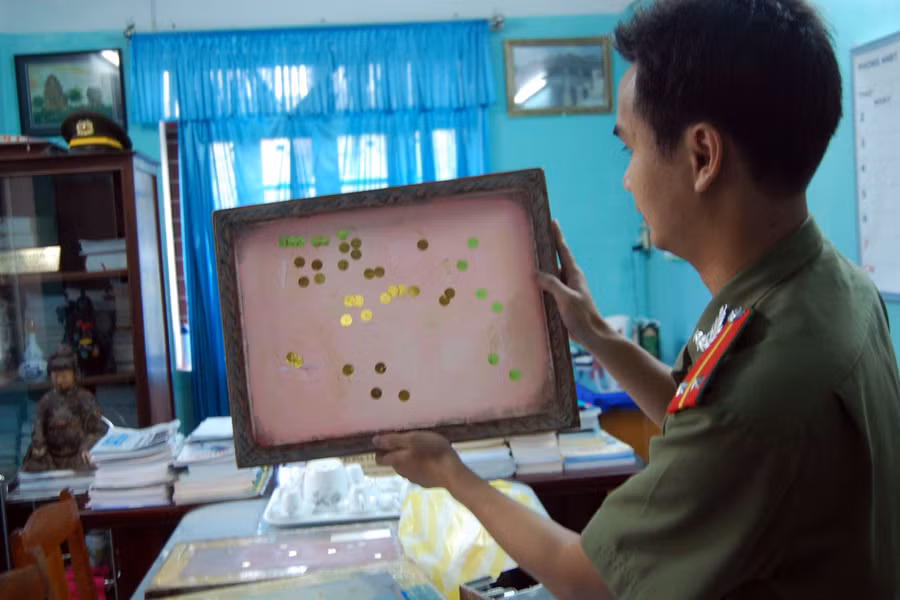 Tem giả tem chống giả dán trên văn bằng, chứng chỉ được làm tinh vi, mắt thường rất khó phát hiện. Ảnh: Ngọc Đoan Tem giả tem chống giả dán trên văn bằng, chứng chỉ được làm tinh vi, mắt thường rất khó phát hiện. Ảnh: Ngọc Đoan