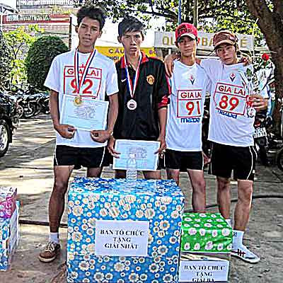 Các VĐV nam của đoàn huyện Chư Sê bên thành tích mà đoàn mình đạt được. Ảnh: Hồng Thi