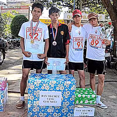 Các VĐV nam của đoàn huyện Chư Sê bên thành tích mà đoàn mình đạt được. Ảnh: Hồng Thi