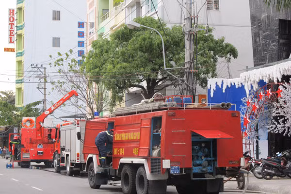 Gần chục xe chữa cháy chuyên dụng được điều đến hiện trường phục vụ công tác chữa cháy. Ảnh: Đoan Ngọc