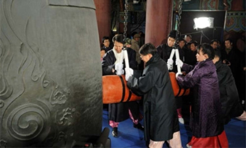 Nghi thức gõ chuông đồng mừng năm mới ở Seoul (Hàn Quốc).