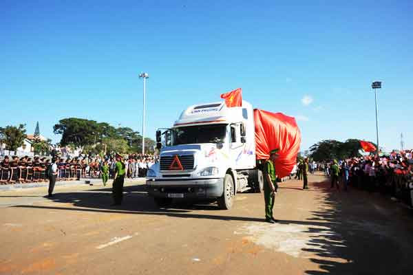 Người dân Pleiku hân hoan chào đón Bác về. Ảnh: Hà Ngọc Chính Người dân Pleiku hân hoan chào đoán Bác về. Ảnh: Hà Công Chính