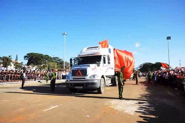 Người dân Pleiku hân hoan chào đoán Bác về. Ảnh: Hà Công Chính
