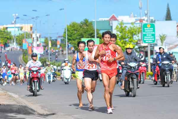 Tại lần tham dự thứ 5 này, VĐV Trần Văn Lợi (SBD 279-đoàn Bình Phước) tiếp tục giành được HCĐ ở cự ly 10 km nam hệ đội tuyển. Ảnh: Nguyễn Giác