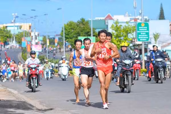 Tại lần tham dự thứ 5 này, VĐV Trần Văn Lợi (SBD 279-đoàn Bình Phước) tiếp tục giành được HCĐ ở cự ly 10 km nam hệ đội tuyển. Ảnh: Nguyễn Giác