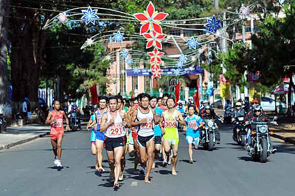  Để giành được thứ hạng cao nhất, VĐV Nguyễn Vinh Thiên (SBD 291- đoàn Khánh Hòa) cũng phải nỗ lực và cố gắng nhiều trên suốt quãng đường đua. Ảnh: Nguyễn Giác