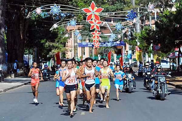  Để giành được thứ hạng cao nhất, VĐV Nguyễn Vinh Thiên (SBD 291- đoàn Khánh Hòa) cũng phải nỗ lực và cố gắng nhiều trên suốt quãng đường đua. Ảnh: Nguyễn Giác