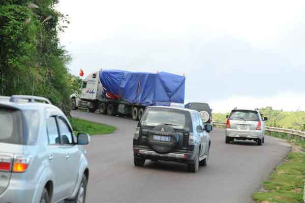 Đoàn xe vượt đèo An Khê. Ảnh: Hà Ngọc Chính Đoàn xe vượt đèo An Khê. Ảnh: Hà Công Chính