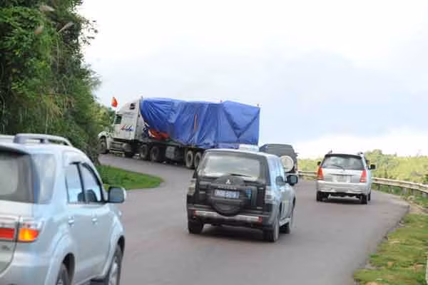 Đoàn xe vượt đèo An Khê. Ảnh: Hà Công Chính