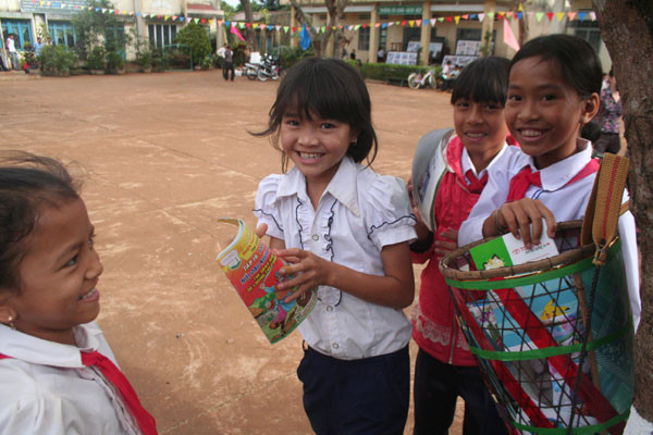 Chiếc gùi thân thuộc đã trở thành giỏ đựng sách của học sinh Trường Tiểu học Ngô Mây (huyện Ia Grai). Ảnh: P.D