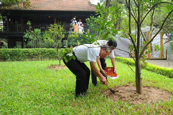Chủ tịch UBND tỉnh Phạm Thế Dũng xin đất ở nhà sàn Bác Hồ để đưa về Gia Lai. Ảnh: Hà Ngọc Chính Chủ tịch UBND tỉnh Phạm Thế Dũng xin đất ở nhà sàn Bác Hồ để đưa về Gia Lai. Ảnh: Hà Ngọc Chính