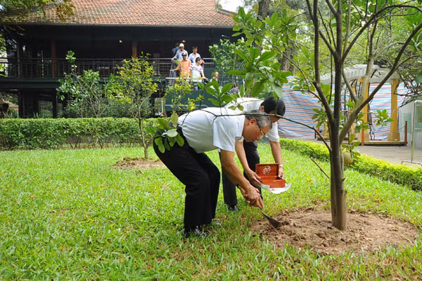 Chủ tịch UBND tỉnh Phạm Thế Dũng xin đất ở nhà sàn Bác Hồ để đưa về Gia Lai. Ảnh: Hà Ngọc Chính