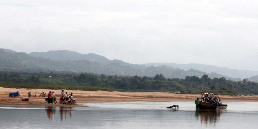 những chuyến đò ngang không được trang bị đầy đủ phương tiện cứu hộ vẫn chở khách qua sông. Ảnh: Nguyễn Tú