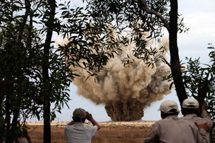  Tiêu hủy bom mìn trải lại sự bình yên cho các bản làng. Ảnh: Bùi Oanh