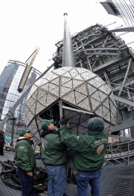 Các công nhân của thành phố New York (Mỹ) kiểm tra quả cầu sắt chuẩn bị được thả từ cột sắt khổng lồ vào đêm 31-12.