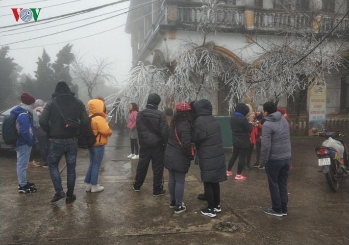 Thời điểm hiện tại nhiệt độ trung bình của Lạng Sơn dao động từ 4- 6 độ C, kèm theo mưa lớn. Các ngành chức năng của tỉnh Lạng Sơn đang tiếp tục tăng cường công tác phòng, chống rét cho người dân; cây trồng và vật nuôi để kịp thời giảm những thiệt hại do rét đậm, rét hại và băng tuyết gây ra.