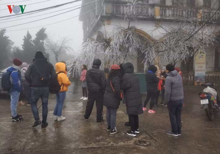 Thời điểm hiện tại nhiệt độ trung bình của Lạng Sơn dao động từ 4- 6 độ C, kèm theo mưa lớn. Các ngành chức năng của tỉnh Lạng Sơn đang tiếp tục tăng cường công tác phòng, chống rét cho người dân; cây trồng và vật nuôi để kịp thời giảm những thiệt hại do rét đậm, rét hại và băng tuyết gây ra.