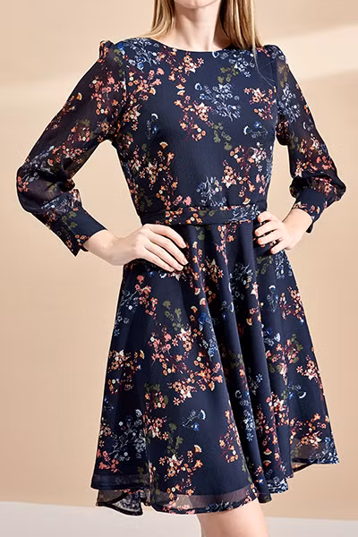  Thứ 4: Giữa tuần, bạn có thể làm mới bản thân với chiếc đầm hoạ tiết hoa gam màu trầm ấm được may trên nền vải voan. Thiết kế đem lại vẻ dịu dàng, nữ tính, sang trọng cho quý cô chốn công sở.