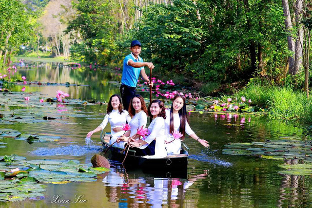 Du khách có thể thuê thuyền để ngắm cảnh và chụp ảnh.