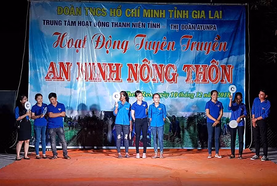 Đoàn viên thanh niên tham gia thi tìm hiểu kiến thức về pháp luật. Ảnh: Hà Đức Thành