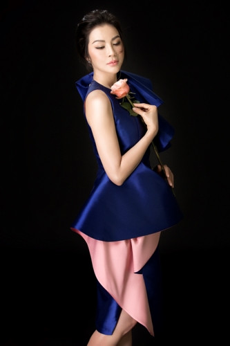  Nhà mốt phối hai gam màu xanh và hồng, gây ấn tượng thị giác cho trang phục, thích hợp diện đi sự kiện hoặc những buổi tiệc sang trọng.