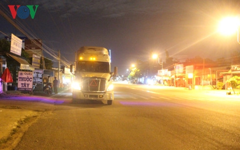 Truy đuổi hơn 3km, người dân mới bắt giữ được tài xế xe đầu kéo gây tai nạn Truy đuổi hơn 3km, người dân mới bắt giữ được tài xế xe đầu kéo gây tai nạn