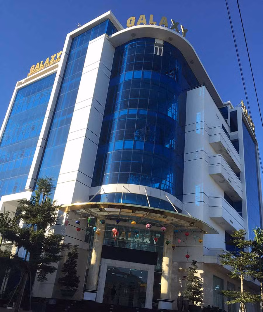  Lực lượng chữa cháy đã kịp thời dập tắt ngọn lửa tại Nhà hàng Galaxy. Ảnh: Văn Ngọc