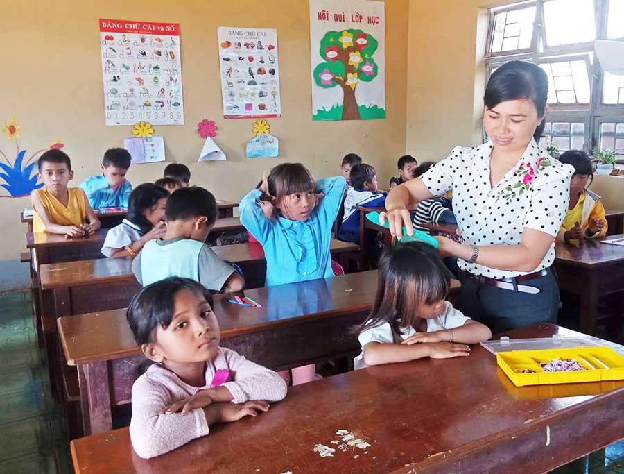  Cô giáo Đỗ Thị Mỹ Hậu chăm sóc cho học sinh điểm trường làng Phung. Ảnh: P.L