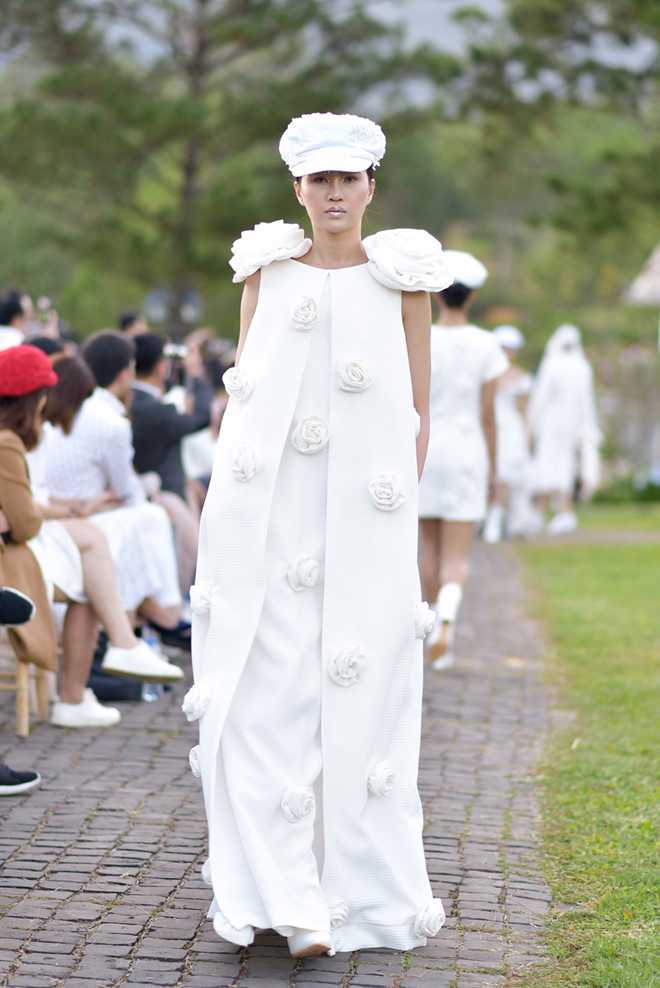 Bộ sưu tập cuối là những thiết kế dạ hội với phom dáng đầm dài, đính kết hoa hay chi tiết lông vũ trên nền vải lụa, organza... Sắc trắng được xem là gam màu ưa chuộng của NTK.