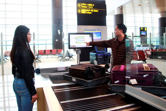 Ngoài ra, sân bay lắp đặt máy soi đa chiều tự động với khả năng phát hiện các chất lỏng có nguy cơ gây nổ mà không cần phải tiến hành kiểm tra trực tiếp hành lý của hành khách để quá trình kiểm soát an ninh diễn ra nhanh chóng và thuận tiện nhất, rút ngắn thời gian chờ đợi của hành khách.