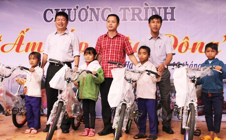  “Ấm áp mùa đông” là chương trình đã được duy trì 10 năm nay giữa Tỉnh Đoàn và đoàn công tác xã hội TP. Hồ Chí Minh. Ảnh: P.L