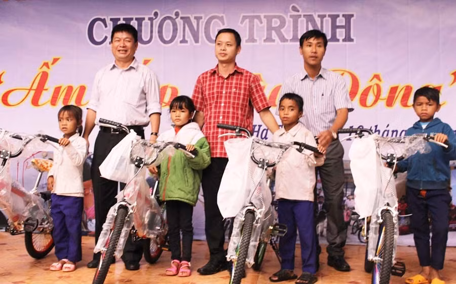  “Ấm áp mùa đông” là chương trình đã được duy trì 10 năm nay giữa Tỉnh Đoàn và đoàn công tác xã hội TP. Hồ Chí Minh. Ảnh: P.L