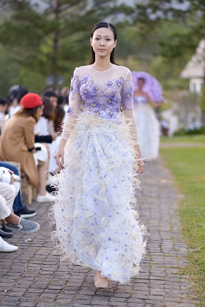  Phom dáng của các thiết kế dạ hội, có phần độc đáo với kiểu xếp nếp ngẫu hứng. Các chi tiết đính kết lông vũ, hay những bông hoa trong suốt trên nền vải organza bị nhiều người nhận xét kém duyên dáng, mất đi sự tinh tế.