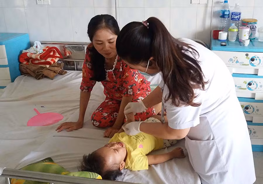  Thăm khám cho bệnh nhi bị tay chân miệng tại Bệnh viện Nhi. Ảnh: N.N