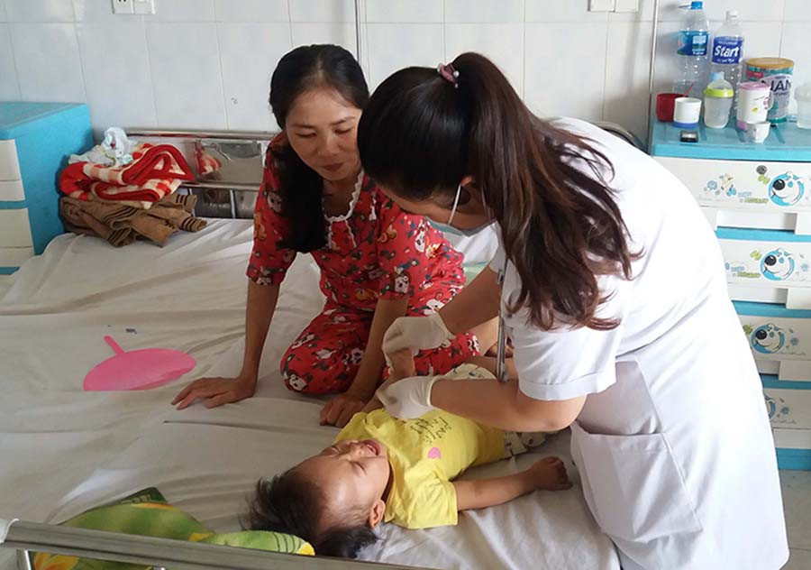  Thăm khám cho bệnh nhi bị tay chân miệng tại Bệnh viện Nhi. Ảnh: N.N