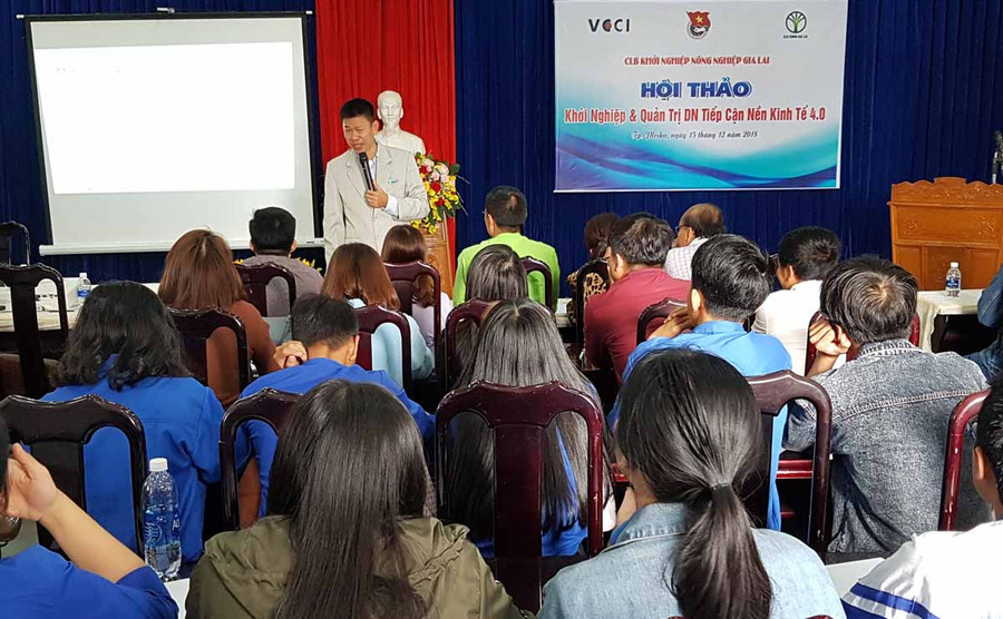 Tiến sỹ Đoàn Đình Hoàng trao đổi với các thành viên CLB khởi nghiệp Nông nghiệp về cuộc cách mạng công nghiệp 4.0. Ảnh: Hà Đức Thành